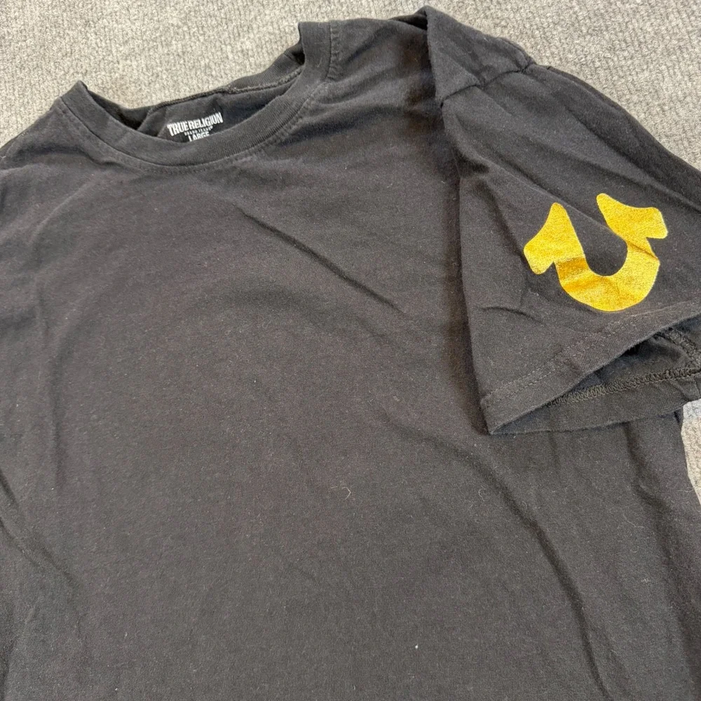 True Religion Mens Black Gold Foil Horseshoe Sleeve Logo T-Shirt Large L